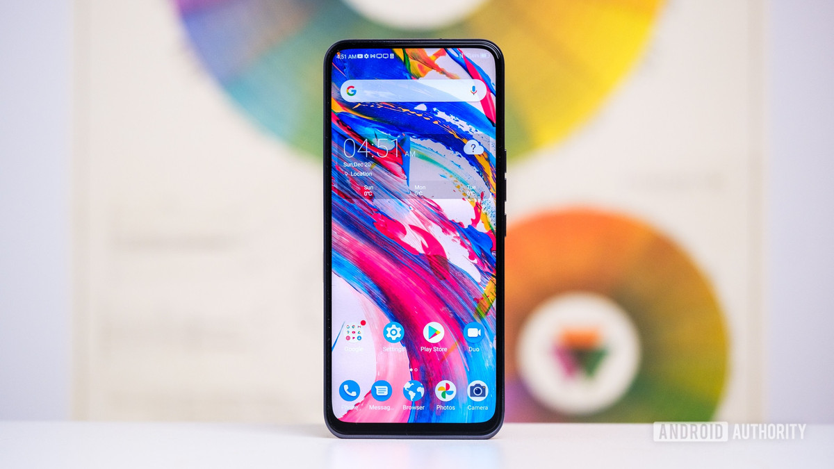 ZTE trang bị cho Axon 20 5G màn hình OLED 6,92 inch Full HD+ với tần số quét 90 Hz, hệ màu 10-bit. Kết hợp màng film vô cơ và hữu cơ, màn hình này cho phép ánh sáng xuyên qua, đến camera 32 MP đặt bên dưới. ZTE tự tin gọi đây là màn hình True Full Display. Ảnh: Android Authority.