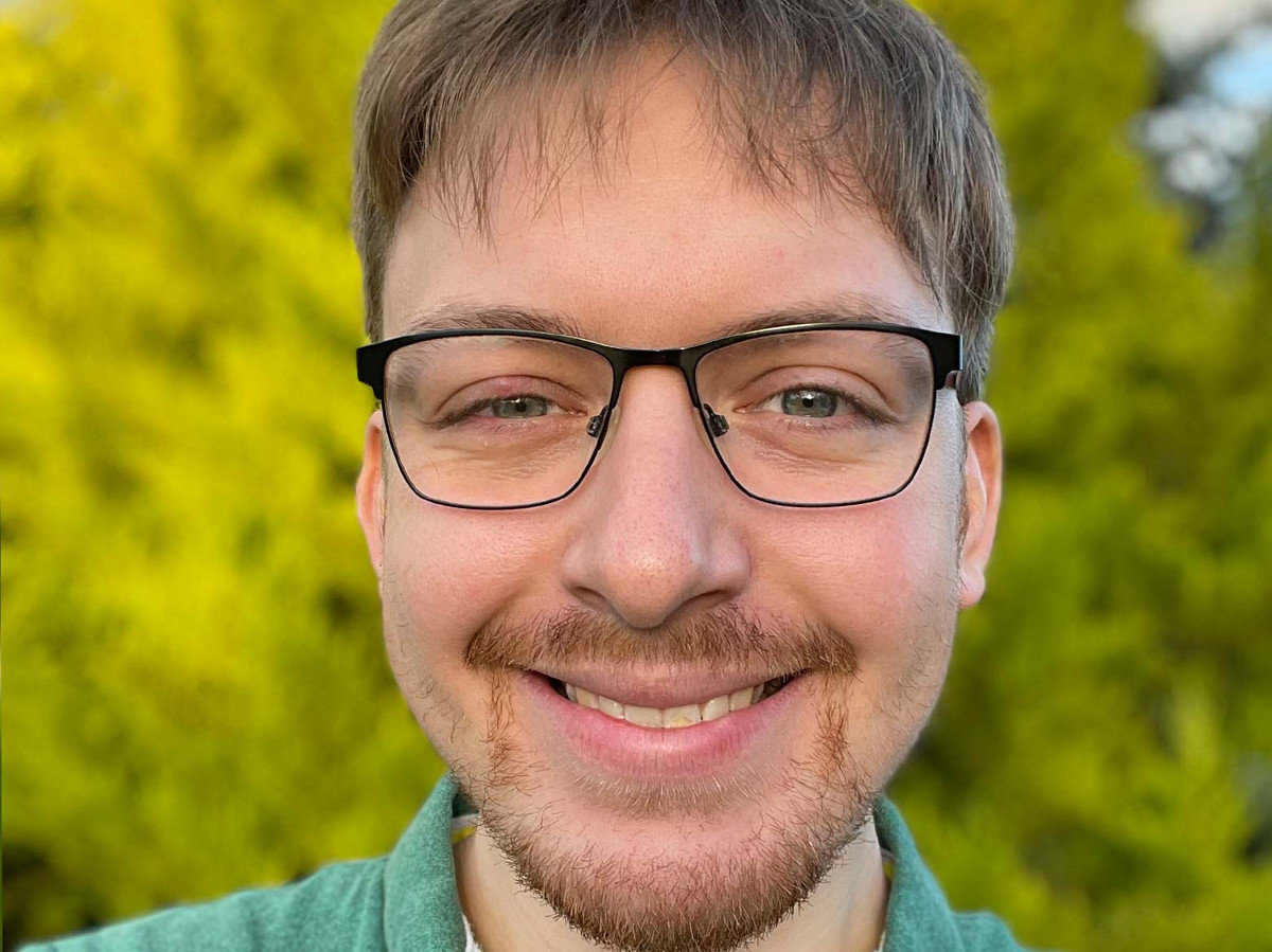 Sự khác biệt về chất lượng ảnh selfie cũng khá rõ khi so với iPhone 12 (phải). Kết hợp camera selfie 12 MP và hệ thống TrueDepth, ảnh selfie từ iPhone 12 đẹp hơn khá nhiều so với ZTE. Theo Tom's Guide, những người đòi hỏi ảnh chụp chân thực từ camera selfie thì Axon 20 5G không phải lựa chọn phù hợp. Ảnh: Tom's Guide.