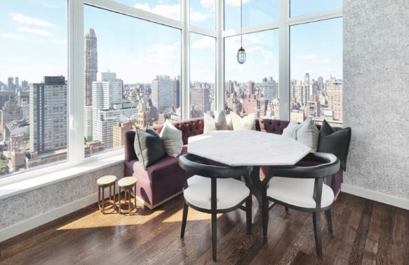 Một góc nhỏ nhắn bên trong nhà bếp với bộ ghế sofa thanh lịch là nơi gia chủ có thể tạm nghỉ ngơi trong lúc nấu nướng.