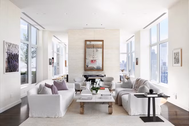 Đặc điểm chung của nhiều khu vực trong căn penthouse này là trần nhà cao, sàn gỗ cứng màu nâu sẫm, và các khung cửa cỡ lớn đem đến ánh sáng tự nhiên và cảnh sắc phố phường New York.