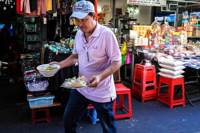 Ăn kèm món bún này, ngoài rau thơm thì không thể thiếu rau muống bào, bắp chuối, bông điên điển, bông súng,...