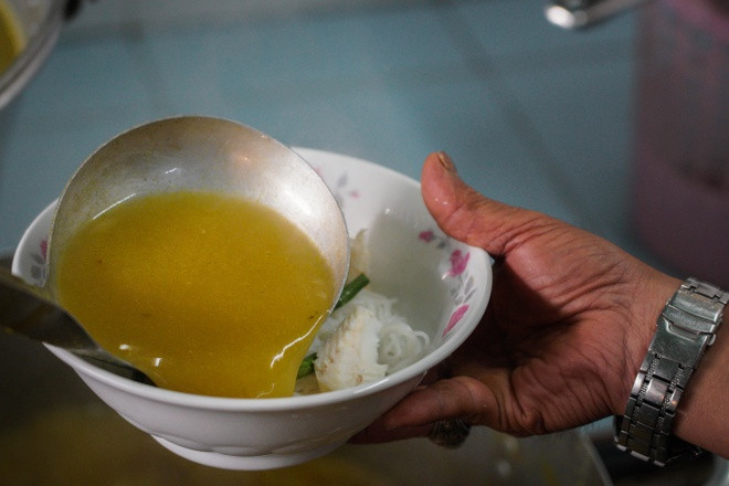 Nếu có ai sợ mùi mắm bò hóc khó ăn thì cũng đừng lo. Bởi với sự kết hợp của ngải bún, vỏ trúc cùng sả, nghệ tươi giã nhuyễn để cuối cùng tạo được nồi nước dùng ngọt thanh.