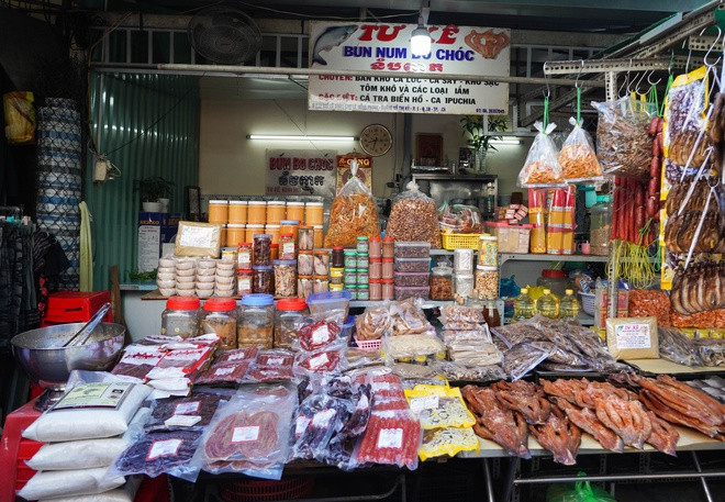 Ngoài kinh doanh món ăn đặc sắc xứ Chùa Tháp, các loại thực phẩm được cho là đặc sản của "Xứ Cam" như: Mắm, khô cá lóc, khô sặc, tôm khô,... và đặc biệt là cá tra Biển Hồ cũng không thể thiếu tại nơi mang đậm bản sắc Campuchia này.