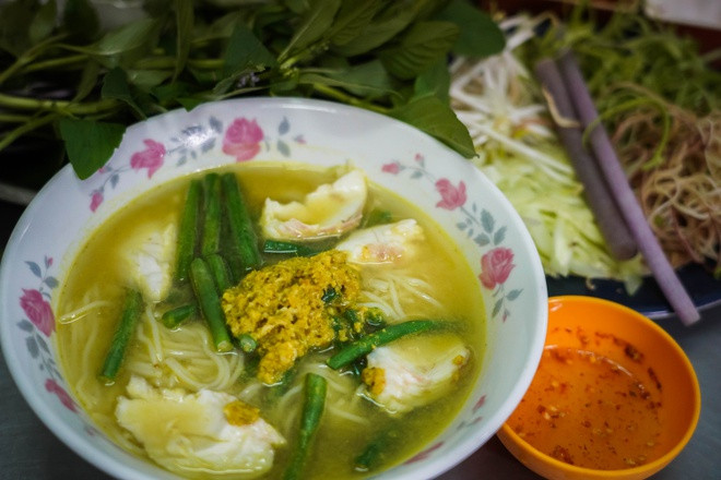 Một tô bún cá được bán với giá 45.000 đồng, bao gồm thịt cá lóc, đậu đũa và bún. Nếu khách thích ăn đầu cá thì một phần đầu cá là 70.000 đồng.