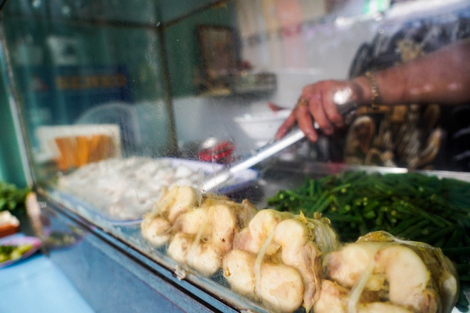 Đặc biệt, cá lóc dùng để chế biến món bún Num-bo-chóc này phải là cá lóc đồng và không được dùng cá nuôi vì nó sẽ cho ra vị không ngon và còn rất tanh.