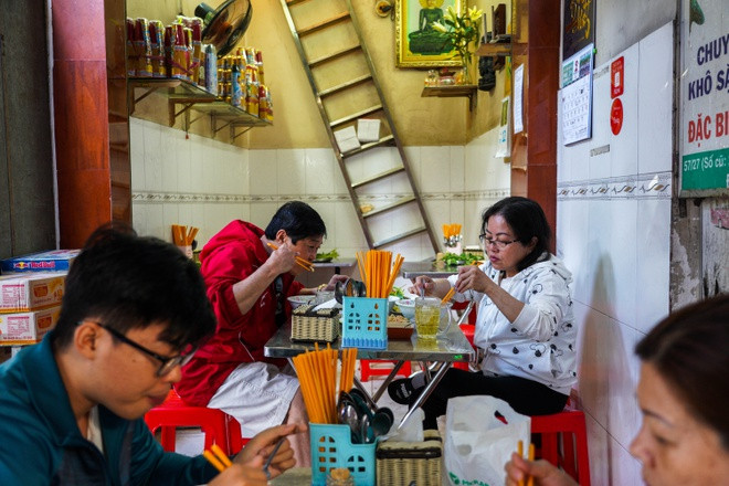 Chị Linh (52 tuổi) một Việt kiều Mỹ vừa về nước cho biết: "Khi bé tôi sống ở đây, được ăn món bún Num-bo-chóc từ nhỏ và rất thường xuyên. Nhưng do đi định cư ở Mỹ đã lâu rồi không được ăn lại nên cũng rất thèm. Vừa về là phải đi ăn ngay cho đã cơn thèm. Ăn ở đây rồi sẽ không có ăn ở đâu khác được nữa, đặc biệt là không có vị tanh của cá.".