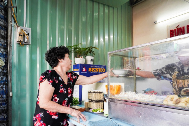 Hiện tại, phụ giúp anh Trung trong việc buôn bán còn có 3 người khác, đều là người trong gia đình.