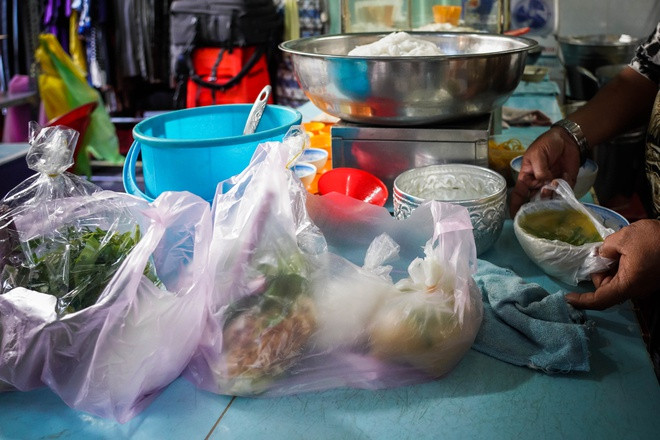 Cũng với anh Trung, thời gian sau Tết do ảnh hưởng của dịch Covid-19 nên người đến quán giảm khá nhiều. Nhưng nhờ sự yêu mến của nhiều thực khách, dù không thể đến quán, nhiều khách đã đặt món thông qua các ứng dụng hoặc gọi trực tiếp cho anh để được giao đến tận nơi.