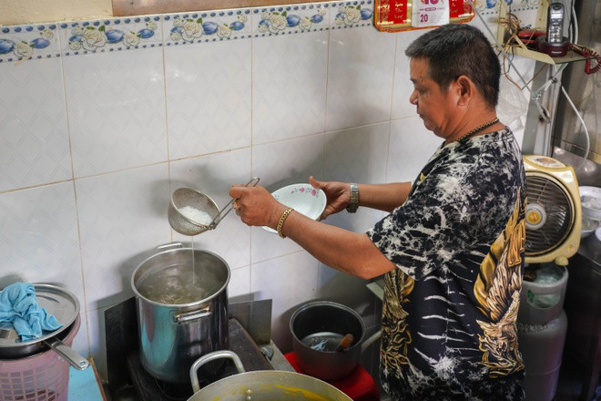 Quán cho đến nay đã trải qua 3 đời chủ. Anh Lương Minh Trung (52 tuổi) là người kế nhiệm vị trí chủ quán trong gia đình. Theo anh Trung, phần lớn nguyên liệu để nấu bún Num-bo-chóc đều được đem về từ Campuchia.