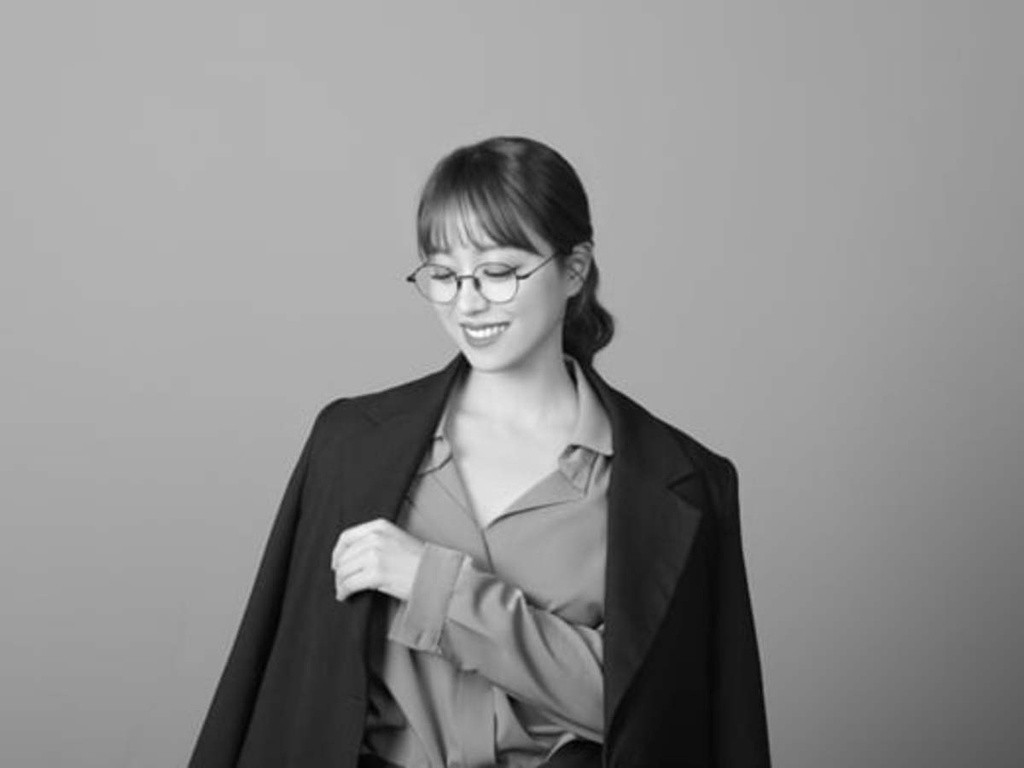 Nu MC Han dau tien dam deo kinh, tha rong khi len song-Hinh-3