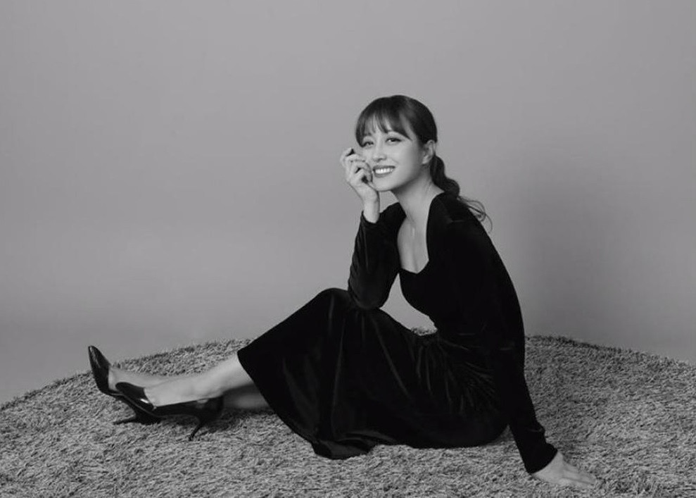 Nu MC Han dau tien dam deo kinh, tha rong khi len song-Hinh-2