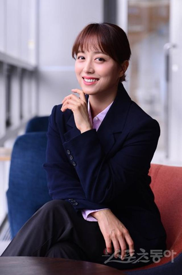 Nu MC Han dau tien dam deo kinh, tha rong khi len song-Hinh-4