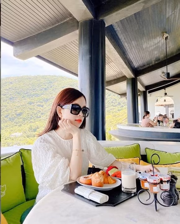 Nhan sac tuoi 30 cua Ly Kute khien hoi chi em ghen ti-Hinh-3