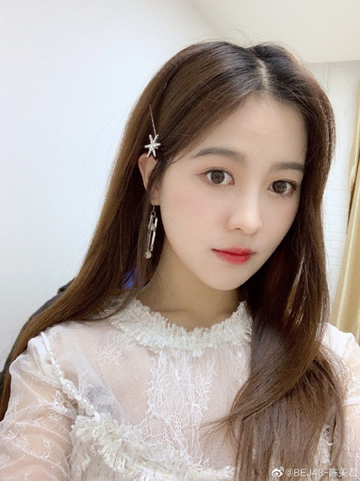 Nữ thần tượng Trung Quốc mất hình ảnh trong sáng ảnh 1