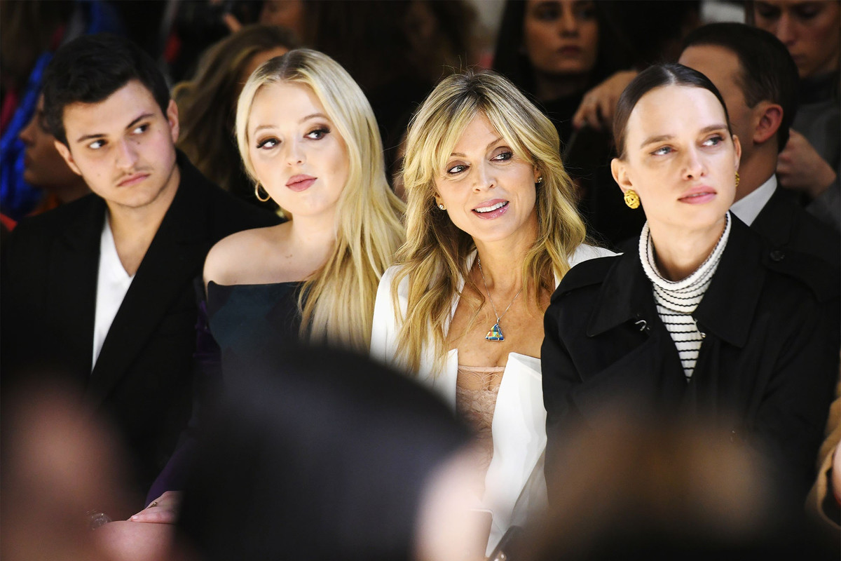 Sau khi ly hôn với ông Trump, bà Ivana - người vợ đầu tiên - được cho là nhận được 14 triệu USD cùng 650.000 USD/năm tiền cấp dưỡng nuôi con. Mẹ của Tiffany đã không may mắn như vậy. Trong thỏa thuận tiền hôn nhân, ông Trump đưa ra điều khoản rằng bà Maples sẽ không nhận được 100.000 USD/năm trợ cấp nuôi con nếu Tiffany gia nhập quân đội, Quân đoàn Hòa bình hoặc có công việc full-time trước năm cô 21 tuổi. Ảnh: Getty.