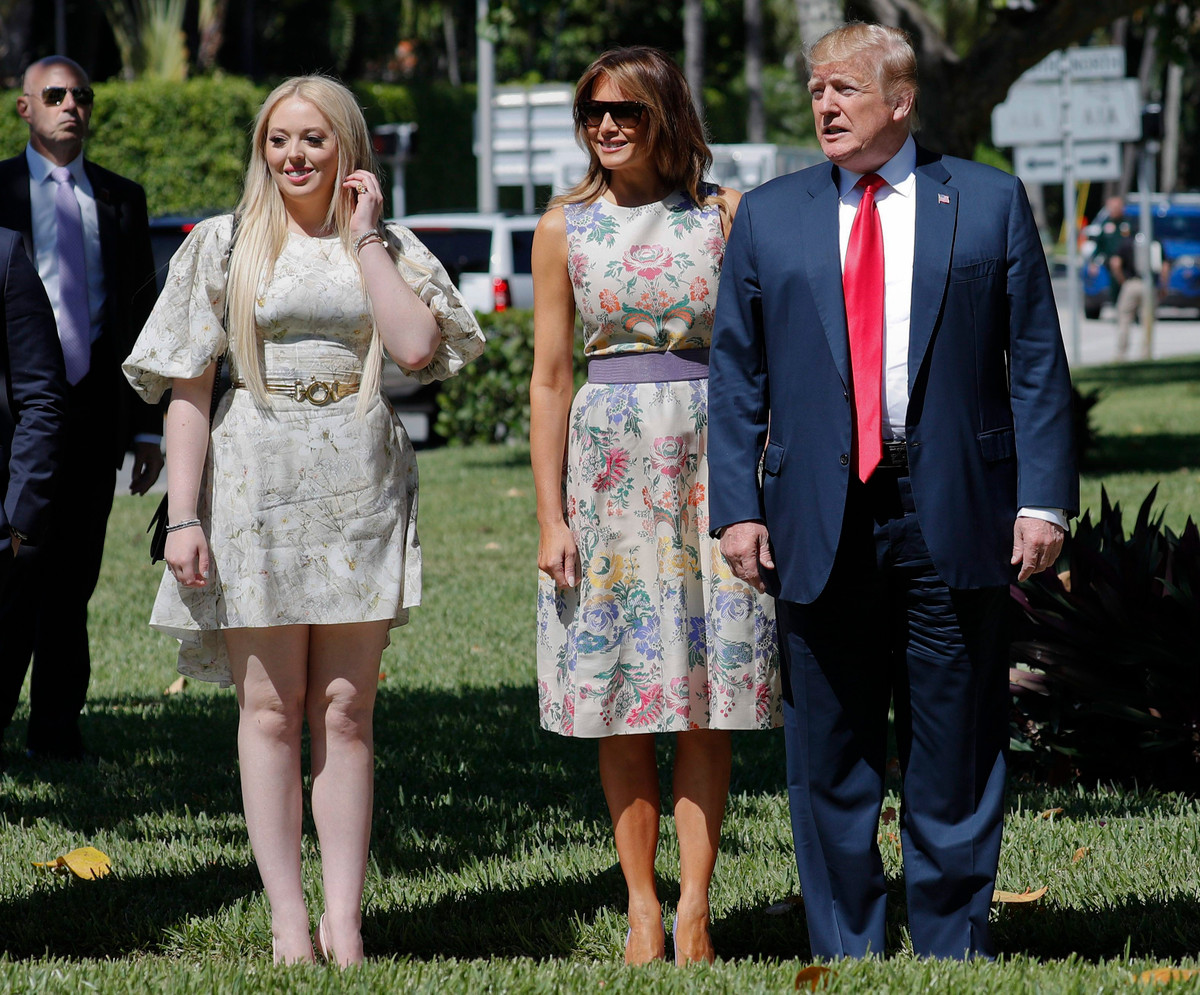 Bà Marla Maples rời đi với 1 triệu USD tiền giải quyết vụ ly hôn và 1 triệu USD để mua một ngôi nhà, chỉ khi các điều khoản trước đó được tuân thủ. Bà Maples cũng được cho là đã ký thỏa thuận về việc không tiết lộ chi tiết cuộc hôn nhân với ông Trump. Ở lần kết hôn thứ 3, ông Trump cũng yêu cầu bà Melania - vợ hiện tại - ký thỏa thuận tiền hôn nhân. Truyền thông cho biết năm 2017, bà Melania không chịu chuyển vào Nhà Trắng cho đến khi được chấp nhận yêu cầu chỉnh sửa điều khoản trong đó, nhằm đảm bảo tương lai tươi sáng hơn cho con trai Barron. Ảnh: AP.