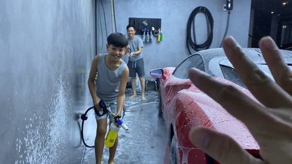 Cau ca Subeo duoc song giau co van rua xe o to cho bo