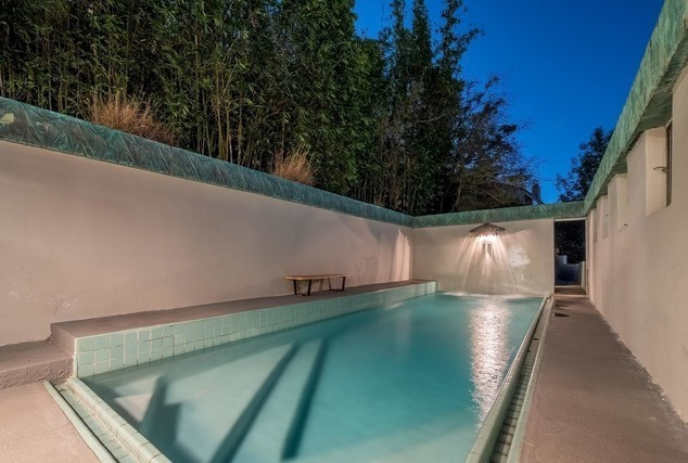 Hồ bơi ngoài trời được bao quanh bởi các bức tường cao để đảm bảo tính riêng tư cho gia chủ.