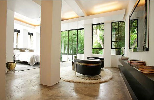 Phòng ngủ rộng lớn, sáng sủa, được bao quanh bởi những ô cửa kính cỡ lớn để đem đến cho gia chủ khung cảnh vườn tược xanh mát.