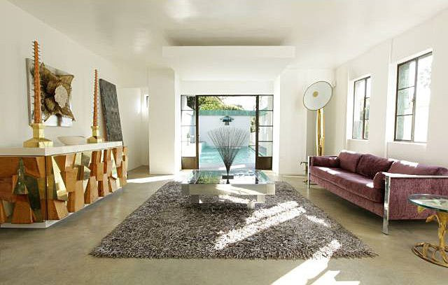 Phòng gia đình với thiết kế cởi mở, thông thoáng nằm sát bên hiên nhà, được trang hoàng bởi những nội thất đầy màu sắc.