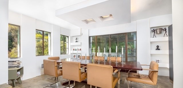 Phòng ăn thanh lịch, được bao quanh bởi những ô cửa sổ mở ra cảnh sắc thiên nhiên. Nội thất tại đây đơn giản nhưng được bài trí tinh tế.