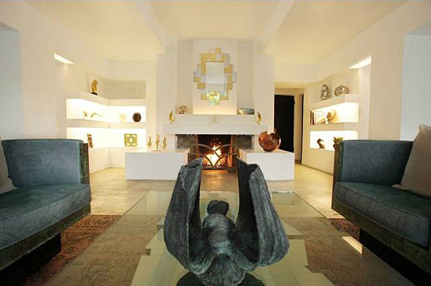 Phòng khách sang trọng, ấm cúng, mang tông màu trắng chủ đạo để làm nổi bật những đường nét trang nhã. Căn phòng được trang trí bởi nhiều đồ nội thất cầu kỳ.