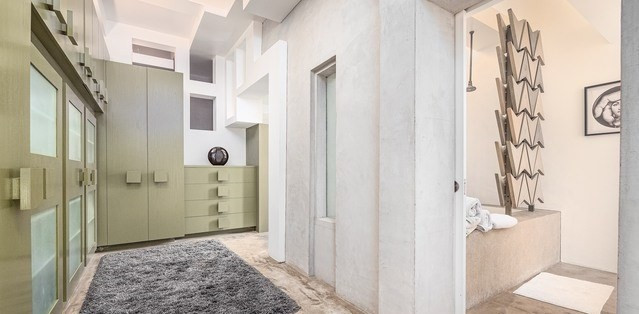 Phòng tắm rộng rãi, chia thành nhiều khu vực khác nhau, được xây dựng độc đáo với những khối bê tông.