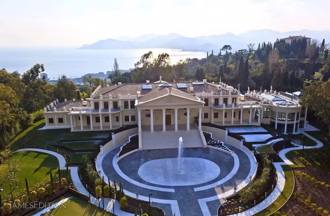  3. Palais Vénitien, Cannes, Pháp (142,5 triệu USD): Palais Vénitien mang kiến trúc Venice với vẻ đẹp tráng lệ nằm trên khu đất rộng 2,4 hecta. Tại đây có một câu lạc bộ đêm, hầm rượu và hồ bơi lớn giữa khuôn viên đặc trưng kiểu Cannes và Địa Trung Hải.
