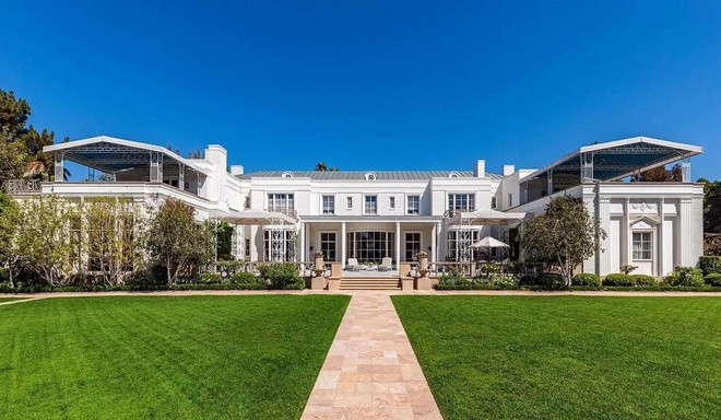  1. Casa Encantada, Los Angeles, Mỹ (225 triệu USD): Nằm ở khu nhà giàu Bel Air của Los Angeles, dinh thự theo Georgia này được xây dựng vào những năm 1930 trên một khu đất có diện tích hơn 3 hecta. Căn nhà có 60 phòng ngủ, là được thiết kế bởi nhà thiết kế nổi tiếng T. H. Robsjohn-Gibbings và đang được tỷ phú giàu nhất thế giới Jeff Bezos cân nhắc mua lại để làm nơi ở khi tới Los Angeles.