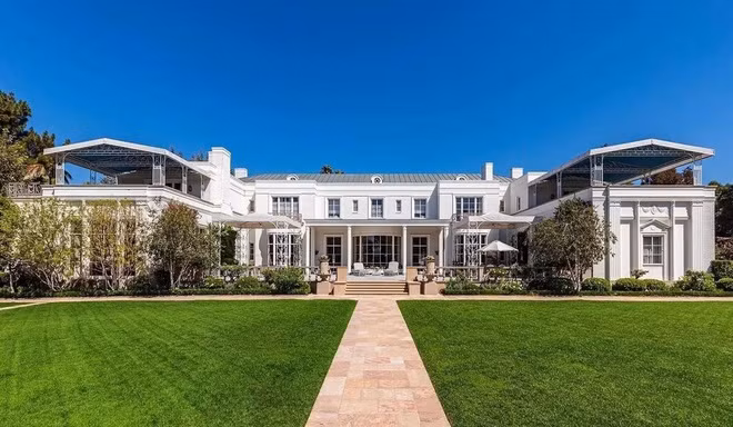  1. Casa Encantada, Los Angeles, Mỹ (225 triệu USD): Nằm ở khu nhà giàu Bel Air của Los Angeles, dinh thự theo Georgia này được xây dựng vào những năm 1930 trên một khu đất có diện tích hơn 3 hecta. Căn nhà có 60 phòng ngủ, là được thiết kế bởi nhà thiết kế nổi tiếng T. H. Robsjohn-Gibbings và đang được tỷ phú giàu nhất thế giới Jeff Bezos cân nhắc mua lại để làm nơi ở khi tới Los Angeles.