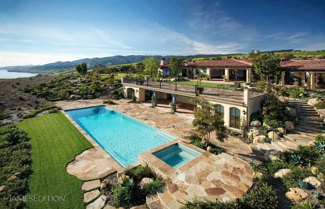  8. El Rancho Tajiguas, California, Mỹ (110 triệu USD): Nằm bên bờ biển Gaviota của thành phố Santa Barbara, dinh thự này được thiết kế kết hợp giữa sự xa xỉ và vẻ đẹp tự nhiên. Dinh thự nằm trên diện tích đất rộng tới hơn 1.400 hecta.