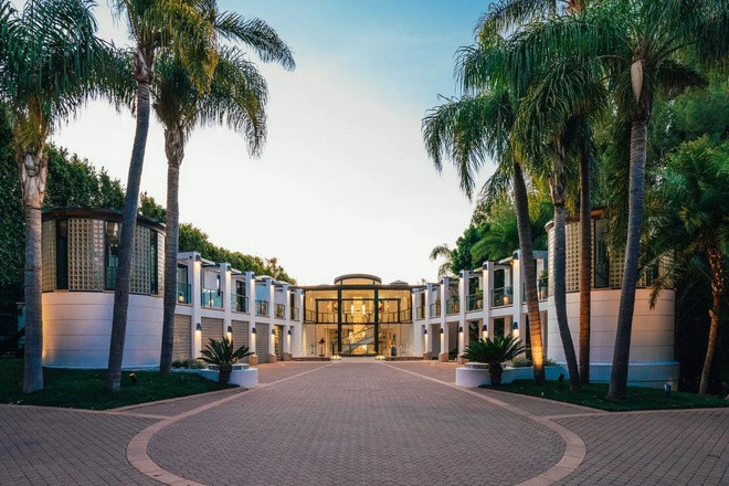  7. Mar de Amor, California, Mỹ (115 triệu USD): Dinh thự này nằm bên bờ biển Malibu - nơi được mệnh danh là con đường tỷ phú tại Mỹ. Có tên Mar de Amor, hay Đại dương Tình yêu, dinh thự mang phong cách hiện đại với nhiều tiện nghi tối tân.