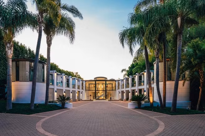  7. Mar de Amor, California, Mỹ (115 triệu USD): Dinh thự này nằm bên bờ biển Malibu - nơi được mệnh danh là con đường tỷ phú tại Mỹ. Có tên Mar de Amor, hay Đại dương Tình yêu, dinh thự mang phong cách hiện đại với nhiều tiện nghi tối tân.