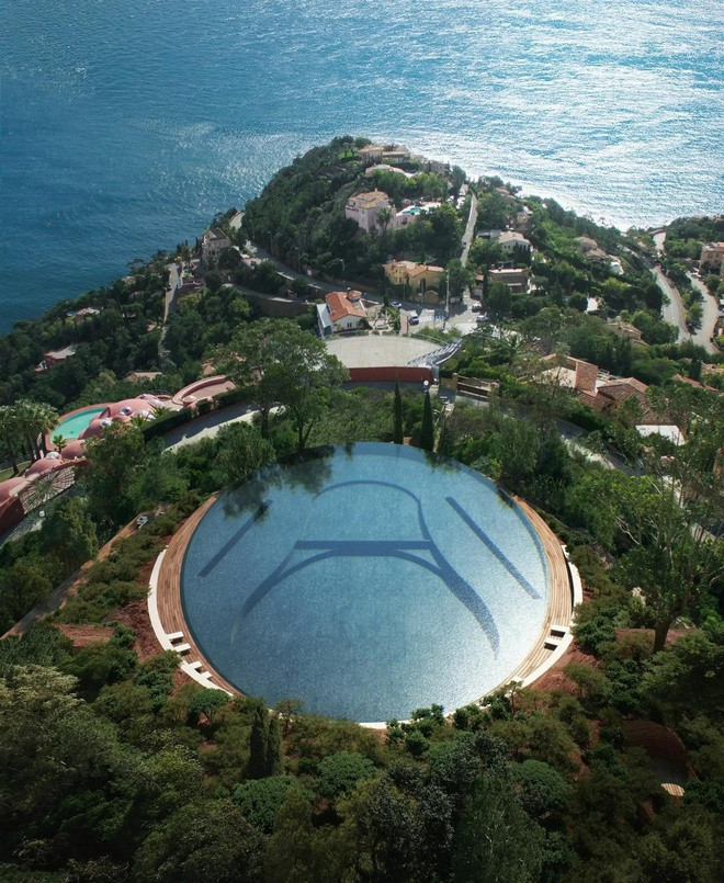  9. Biệt thự ở Théoule-sur-Mer, Pháp (106,7 triệu USD): Đây được xem là một kiệt tác nghệ thuật nằm ở cửa ngõ vào Cannes. Nằm gần Pierre Cardin Palais Bulle - Cung điện Bong bóng, biệt thự này là ngôi nhà mơ ước của bất kỳ ai với thiết kết hoàn hảo giữa khung cảnh tuyệt đẹp. kết hợp những gì tốt nhất của nội thất với những cảnh đẹp mãn nhãn của vùng Côte d'Azur. Căn nhà nằm trên diện đất đất rộng tới 1,2 hecta, có có bơi cỡ lớn, spa, phòng xông hơi, phòng tập thể hình cùng nhiều tiện nghi sang trọng khác.