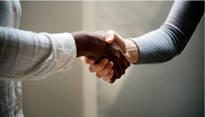 Chung ta luon tu te voi nguoi ngoai hon nguoi than?