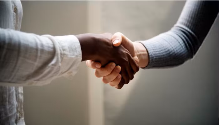 Chung ta luon tu te voi nguoi ngoai hon nguoi than?