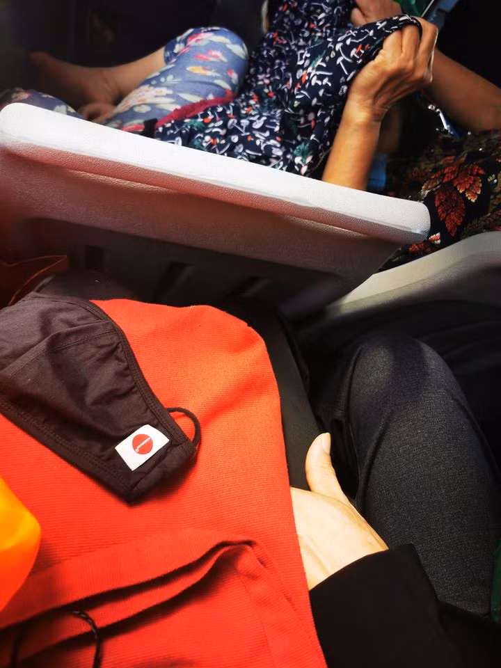 Nham la con gai , chang trai Ha Noi bi sam so tren xe buyt-Hinh-2