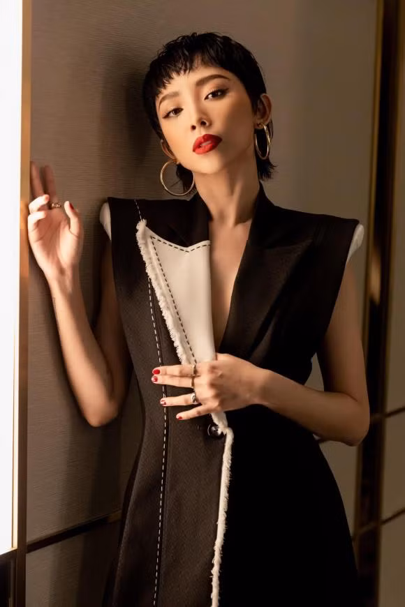 Toc Tien gay tranh cai khi su dung tu ngu co phan tho thien-Hinh-4