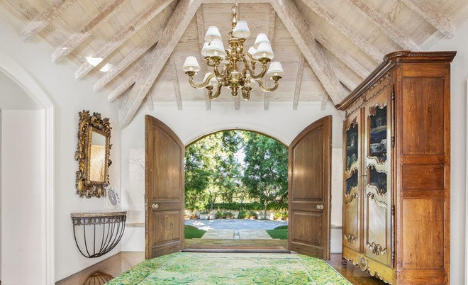 Nhiều không gian sinh hoạt bên trong ngôi nhà mang vẻ đẹp cổ điển, tựa như trong truyện tranh cổ tích với những nội thất cầu kỳ.