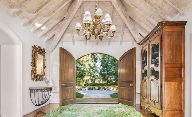 Nhiều không gian sinh hoạt bên trong ngôi nhà mang vẻ đẹp cổ điển, tựa như trong truyện tranh cổ tích với những nội thất cầu kỳ.
