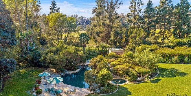 Những tiện ích thư giãn nổi bật trong khuôn viên biệt thự có thể kể đến sân tennis và hồ bơi.