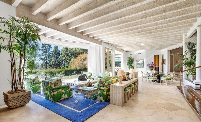 Phòng gia đình có điểm nhấn là bộ sofa sặc sỡ, bắt mắt. Tại đây còn có một khu vực ăn uống nhỏ nhắn.