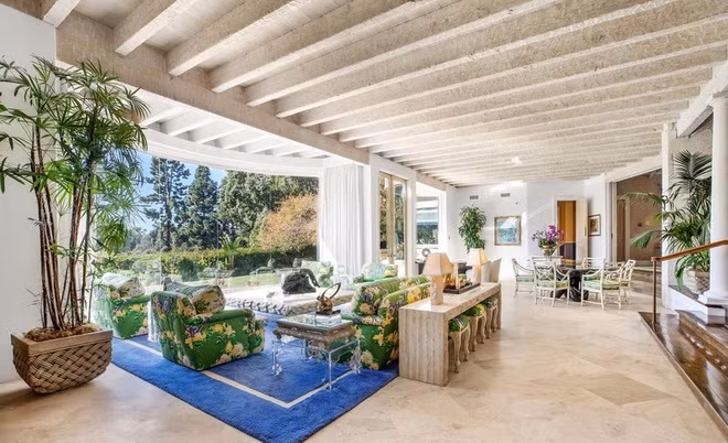 Phòng gia đình có điểm nhấn là bộ sofa sặc sỡ, bắt mắt. Tại đây còn có một khu vực ăn uống nhỏ nhắn.