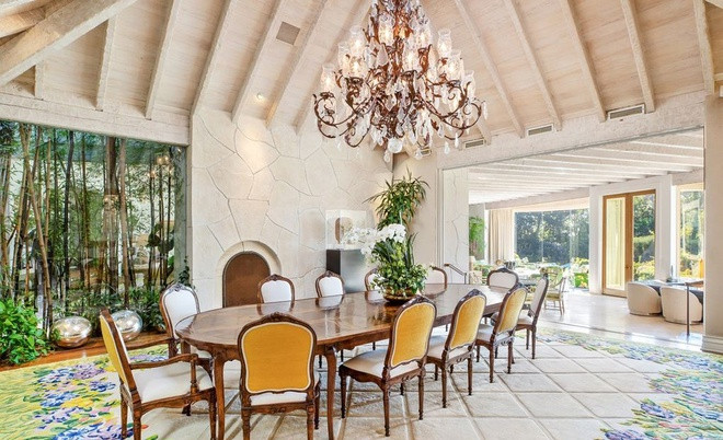 Phòng ăn rộng lớn, trang trọng, tràn ngập ánh sáng tự nhiên, nằm trong một không gian được thiết kế cởi mở.