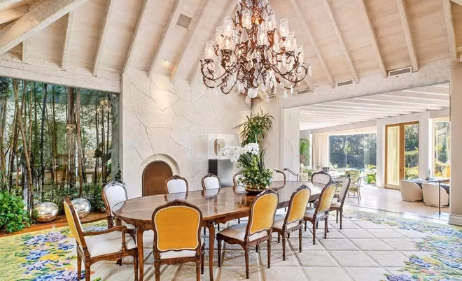 Phòng ăn rộng lớn, trang trọng, tràn ngập ánh sáng tự nhiên, nằm trong một không gian được thiết kế cởi mở.