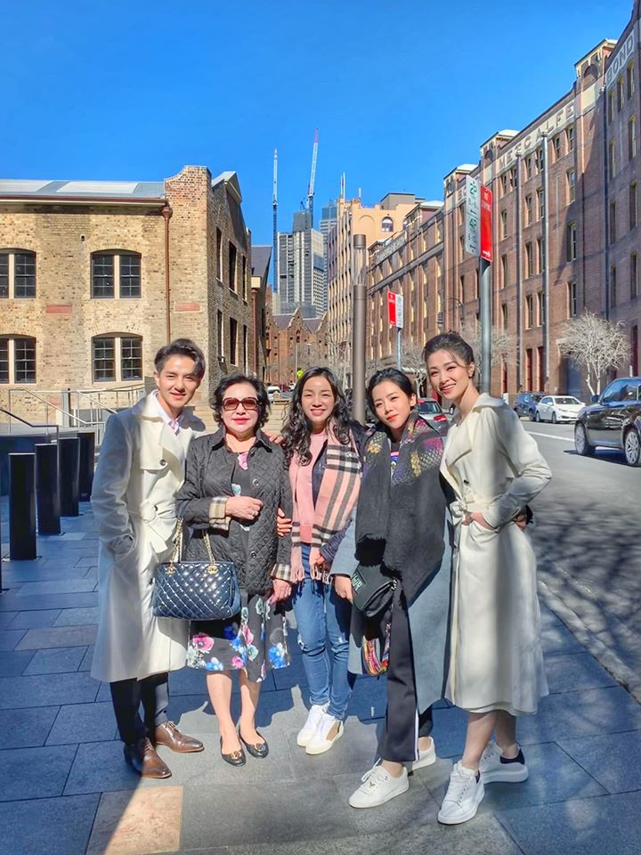 Lan hiem hoi nang dau Dong Nhi xuat hien ben me chong quyen luc-Hinh-5