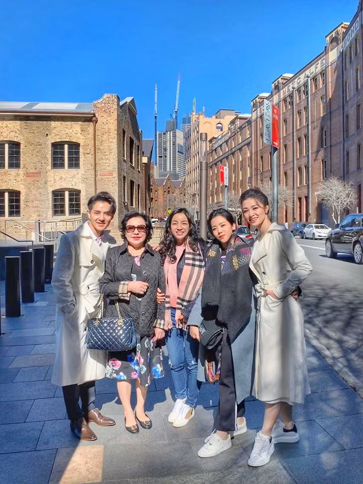 Lan hiem hoi nang dau Dong Nhi xuat hien ben me chong quyen luc-Hinh-5