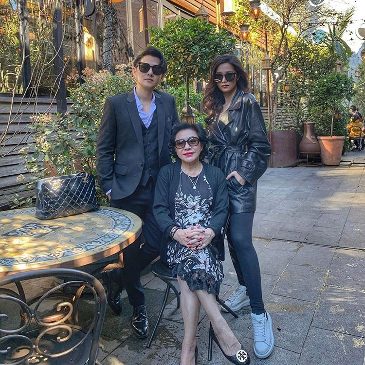 Lan hiem hoi nang dau Dong Nhi xuat hien ben me chong quyen luc