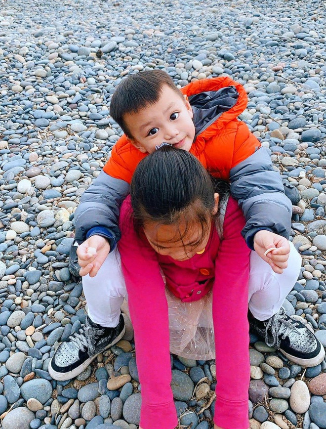 Diệu Hương chia sẻ: “Thời gian đầu mẹ biết con vất vả để hiểu và theo kịp chương trình, chưa kể những hoạt động thể chất khiến cô bé trắng phấn của mẹ cháy nắng đen nhẻm. Từ công chúa bánh bèo nay con quần jean giày thể thao đi học. Mẹ cũng thế đấy, cũng học, cũng thay đổi để hoà nhập và tự tin sống vui sống tốt”.