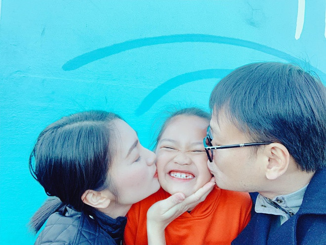 Nữ diễn viên cũng thường xuyên cập nhật cuộc sống tại Mỹ. Hồi tháng 2, cô khoe ảnh con gái nhận bằng khen. “Chúc mừng và cảm ơn con vì con đã cố gắng, chăm chỉ và bước đầu đạt thành tích. Nhà mình mới sang, bố mẹ không hỗ trợ được con nhiều, việc học của con do bác Chi phụ trách. Để hòa nhập mẹ biết con phải thay đổi nhiều, 2 nền giáo dục khác nhau, những phương pháp dạy và học khác nhau. Ngôi trường con học cũng yêu cầu cao về học lực”, diễn viên kể.